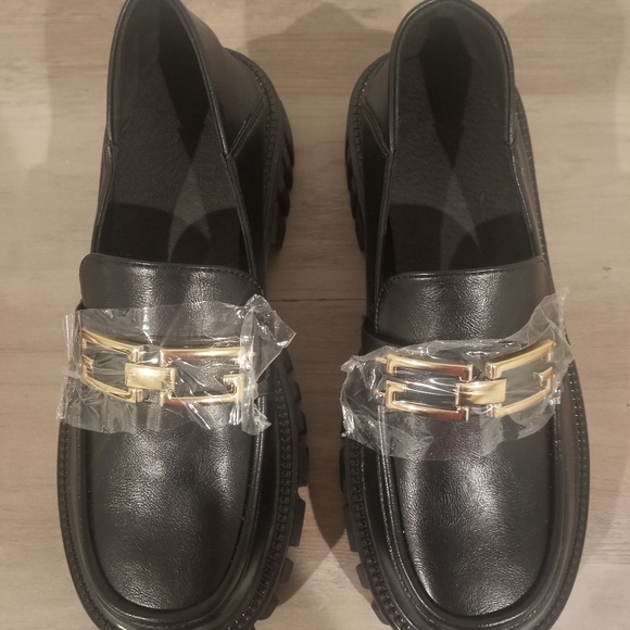 Vegan Leather Chunky Heeled Loafers with Gold Chain (Black) - Lattelier - Picture 12 of 13
